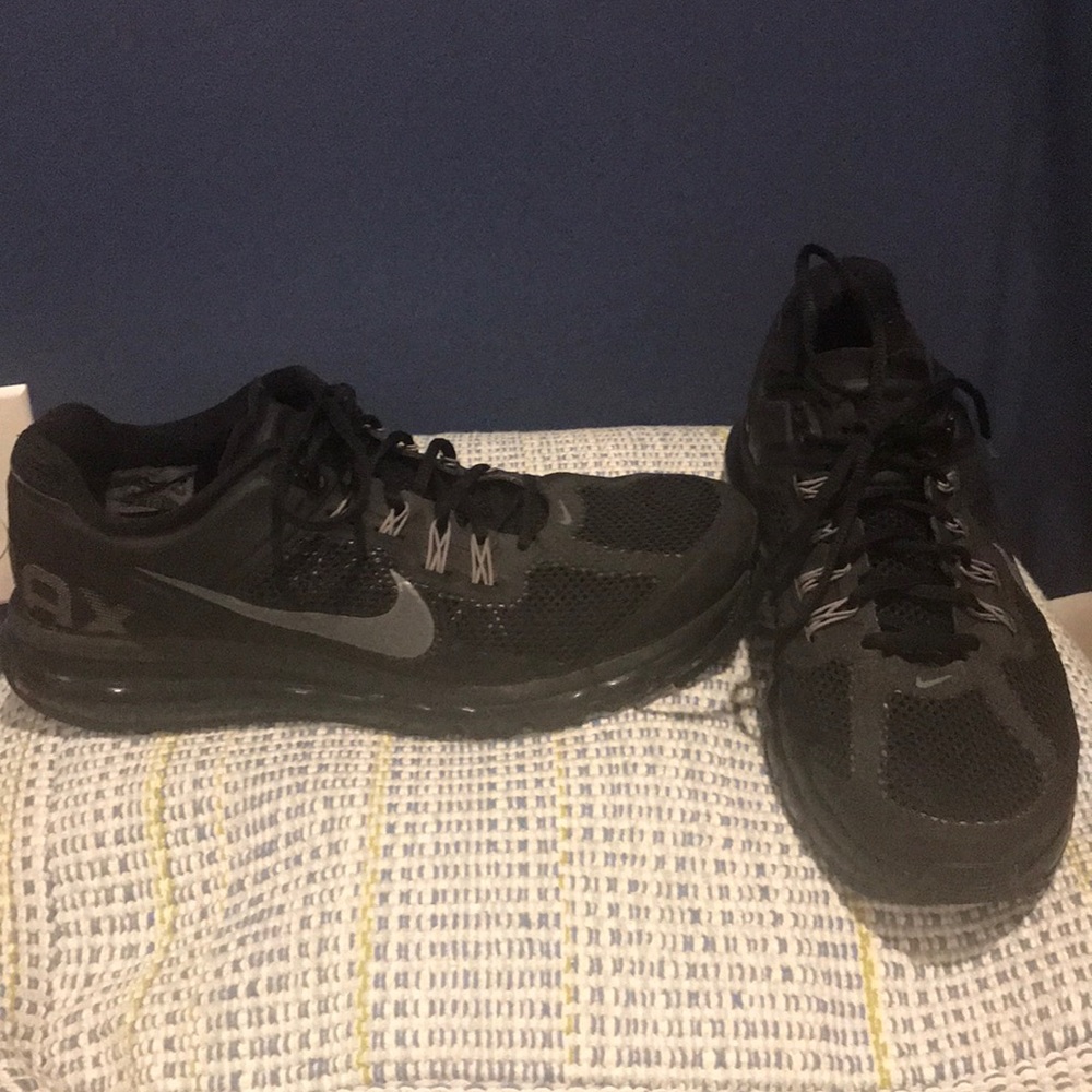 Black Nike Airmax Sneakers
